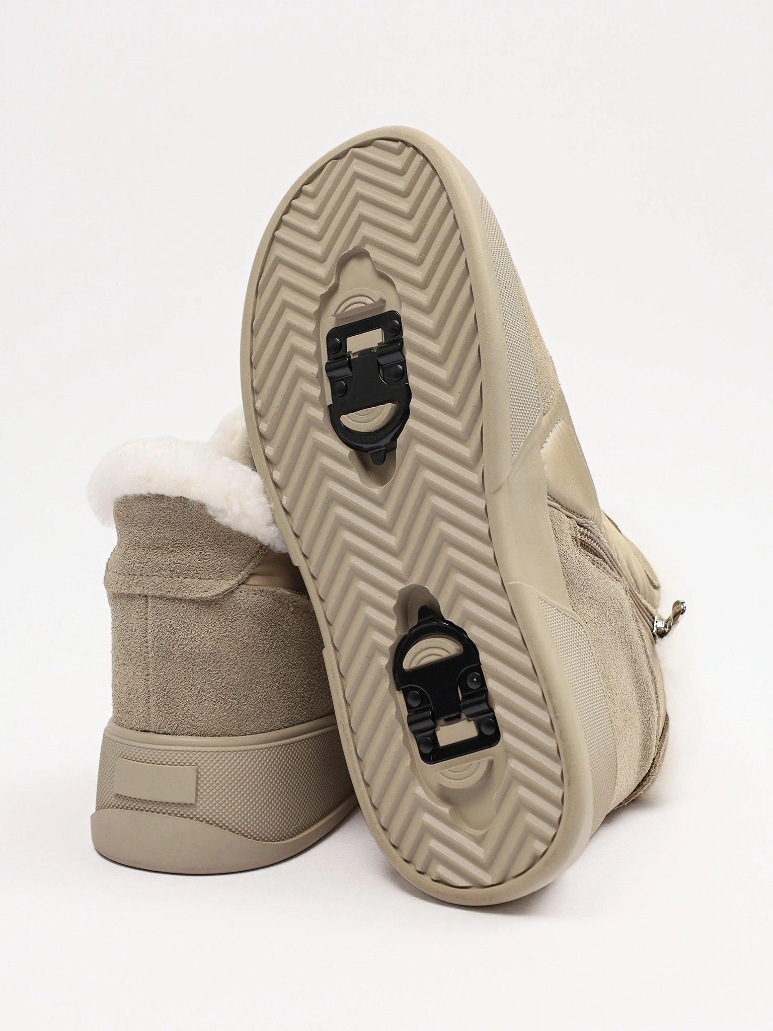 Дутики комбинированные бежевого цвета на средней платформе